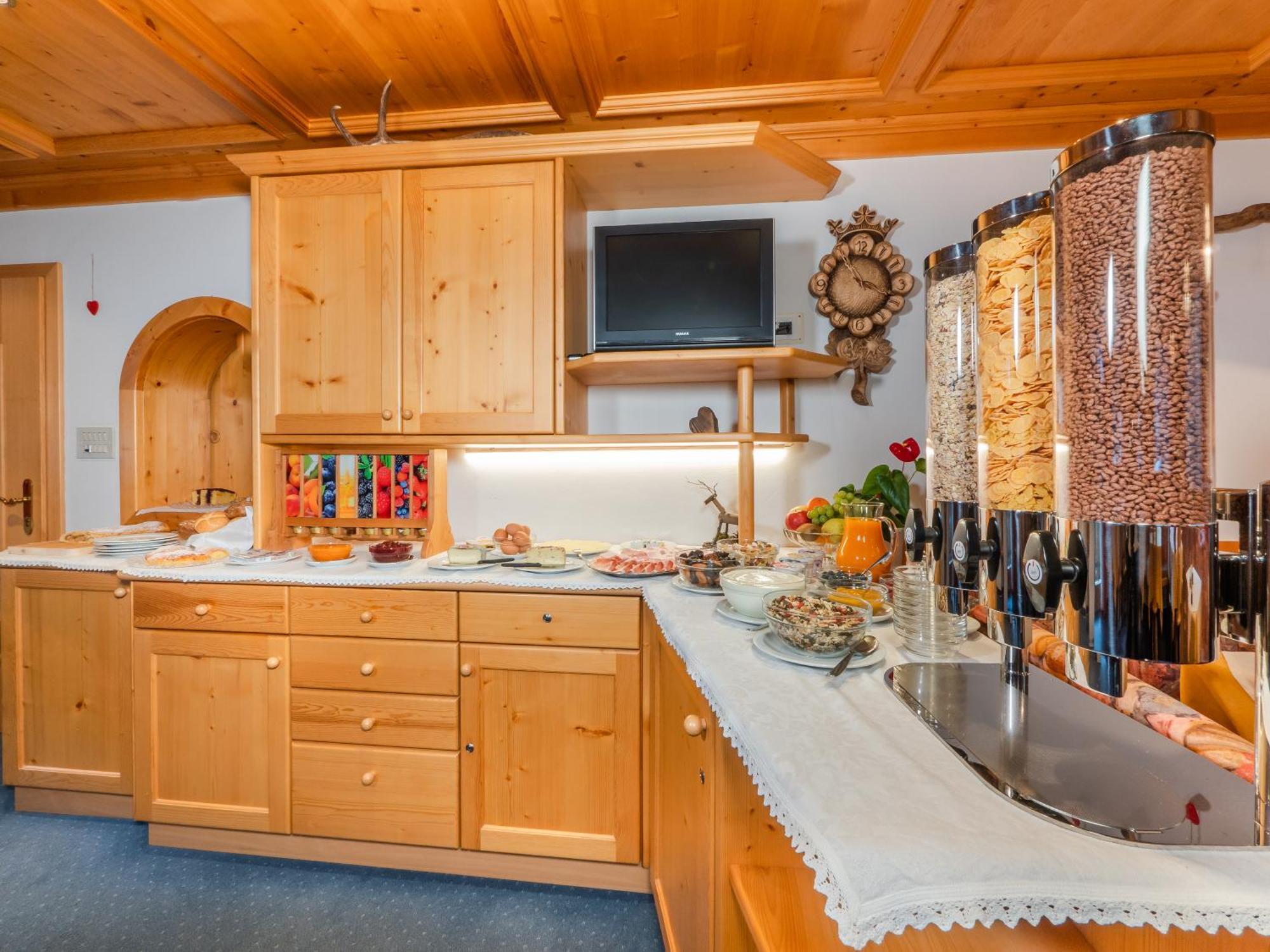Garni La Grambla Hotel Selva di Val Gardena Ngoại thất bức ảnh