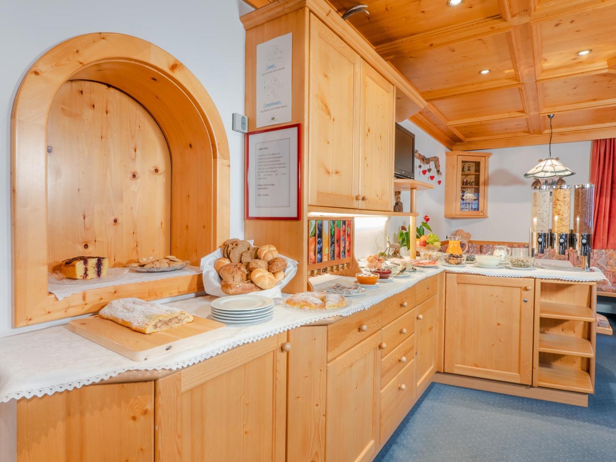 Garni La Grambla Hotel Selva di Val Gardena Ngoại thất bức ảnh
