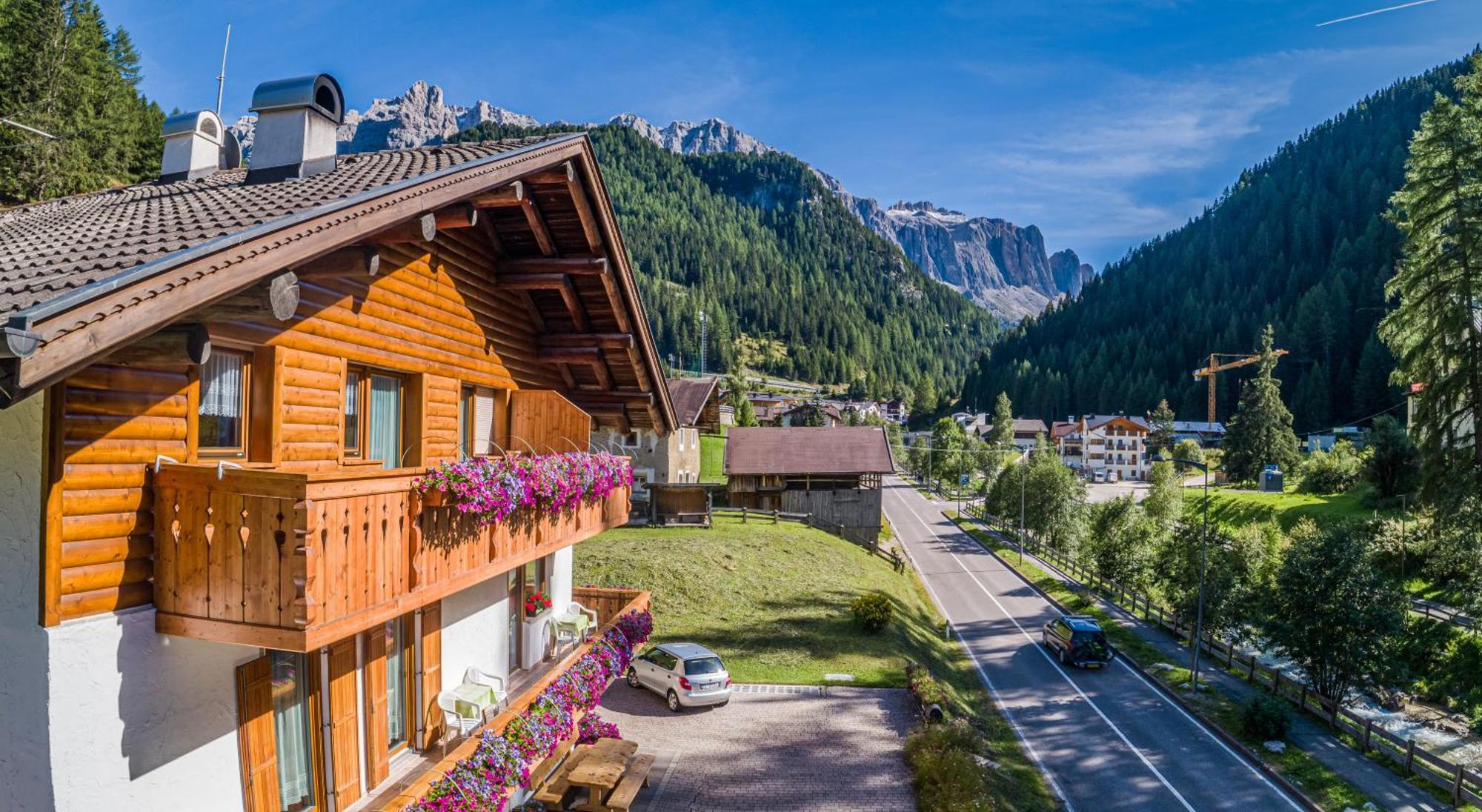 Garni La Grambla Hotel Selva di Val Gardena Ngoại thất bức ảnh